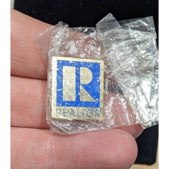 Blue And Gold Tone Realtor Lapel Pin New In Package - Picture 2 of 3